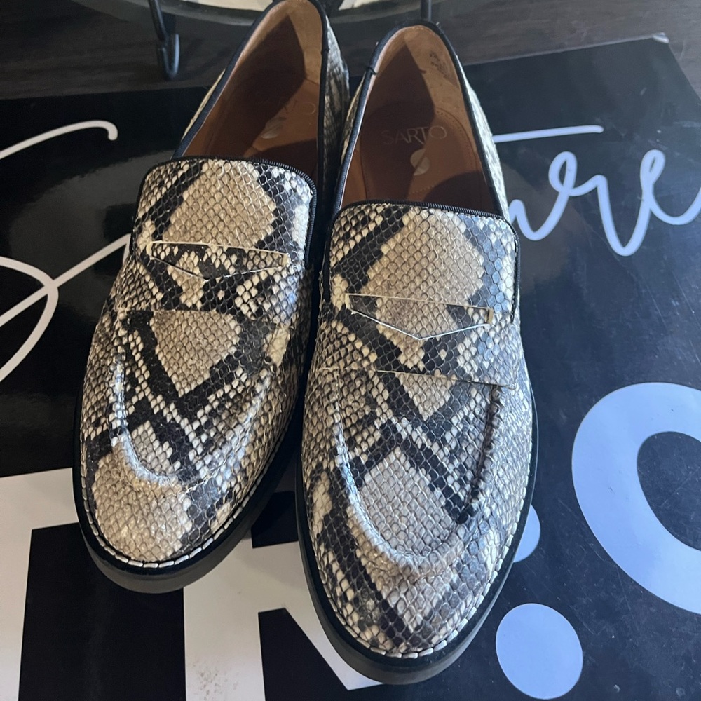 Franco Sarto Women Snakeskin Loafers - Black and Cream Size 9.5 M